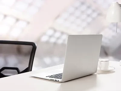 Umferðarlögregla sem klæðist endurskinsvesti rannsakar 56 ólögleg bílastæði í...