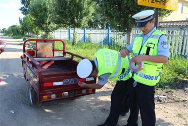 Litlir endurskinslímmiðar, lýsa upp fjöldann á öruggan hátt út af veginum