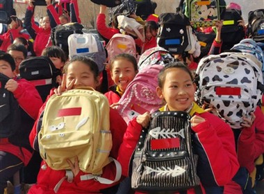 Farðu með endurskinsskólatöskur inn á háskólasvæðið til að lýsa upp ferðaveginn