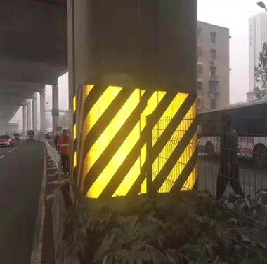 Hugsandi regnfrakki efni Björt endurskinslína á rigningarnótt,